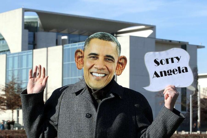 Een demonstrant met een masker van de Amerikaanse president Barack Obama.