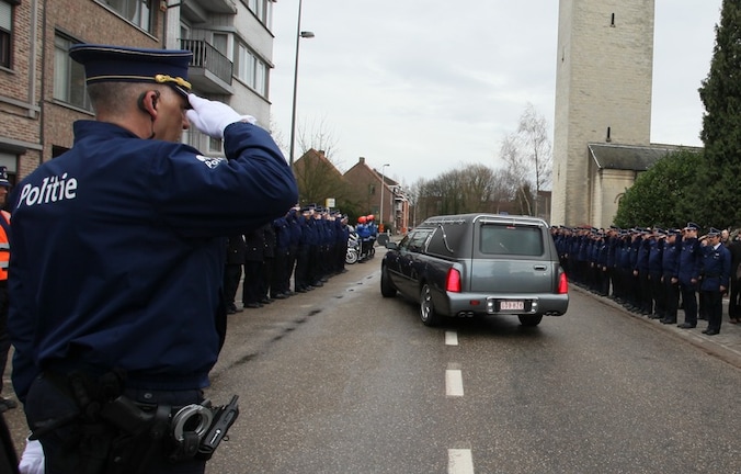 Agenten vormden na de dienst een erehaag als laatste eerbetoon aan de doodgeschoten agent Eddy Strijckers.