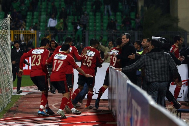 De spelers van Al-Ahly vluchten de catacomben in.