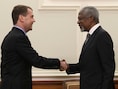 De Russische president Dmitri Medvedev schudt de hand van Kofi Annan