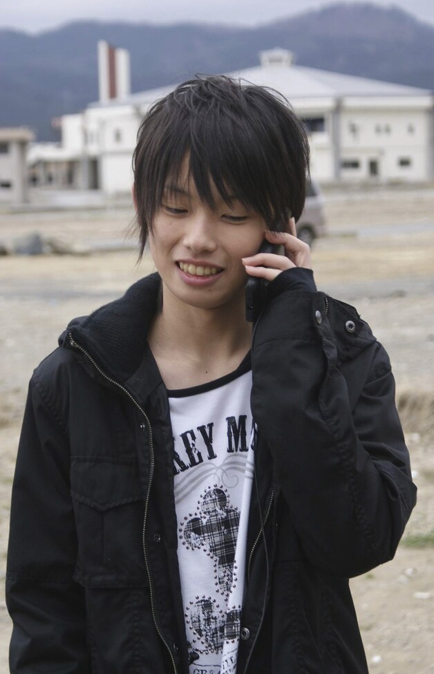 Misaki Murakami aan de telefoon met David Baxter.