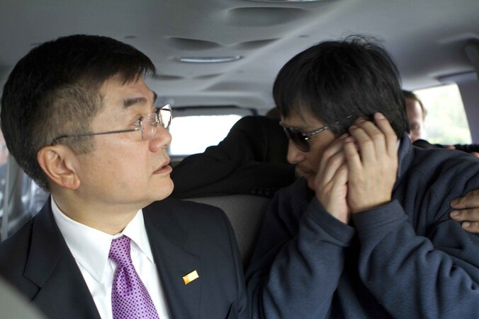 Chen, hier nog met de Amerikaanse ambassadeur Gary Locke (links).