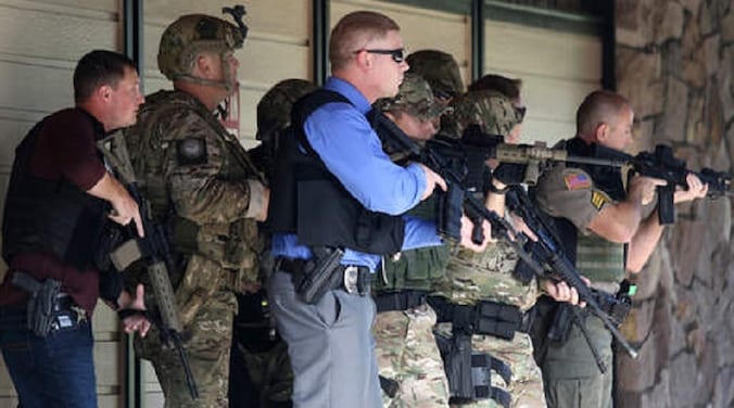 Politie en militairen doorzoeken de campus na de schietpartij