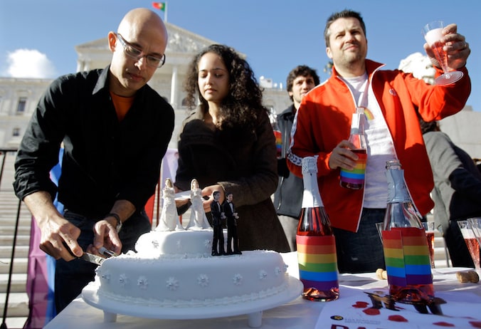 Homo-activisten delen huwelijkstaart uit voor het parlement waar net de wet op het homohuwelijk is goedgekeurd