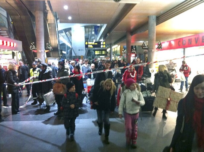 In het treinstation bij de luchthaven werd iedereen geëvacueerd.