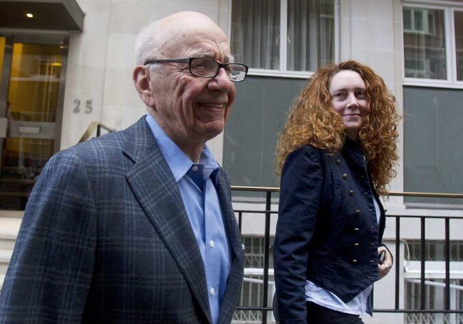 Rupert Murdoch naast Rebekah Brooks.