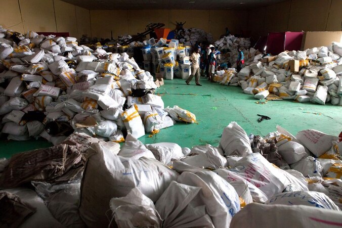 In deze loods in Kinshasa worden stemmen geteld.