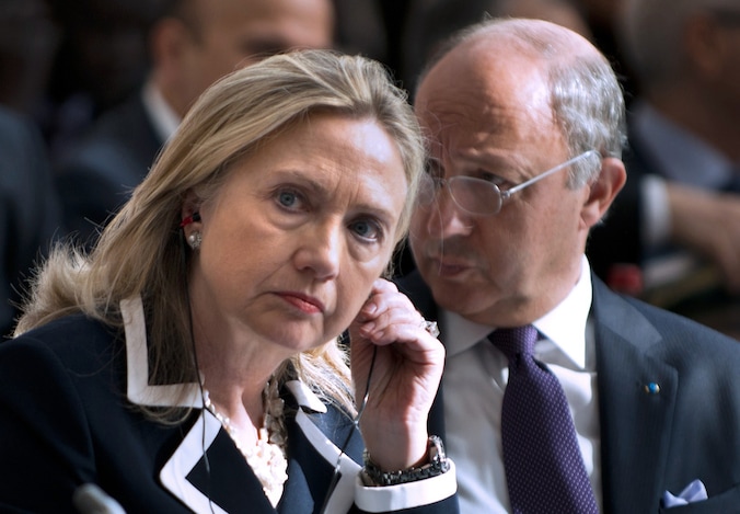 Hillar Clinton gisteren in Parijs.
