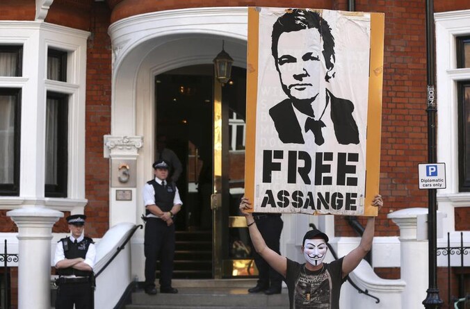 Protest bij de Ecuadoraanse ambassade in Londen.