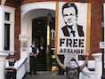 Protest bij de Ecuadoraanse ambassade in Londen.