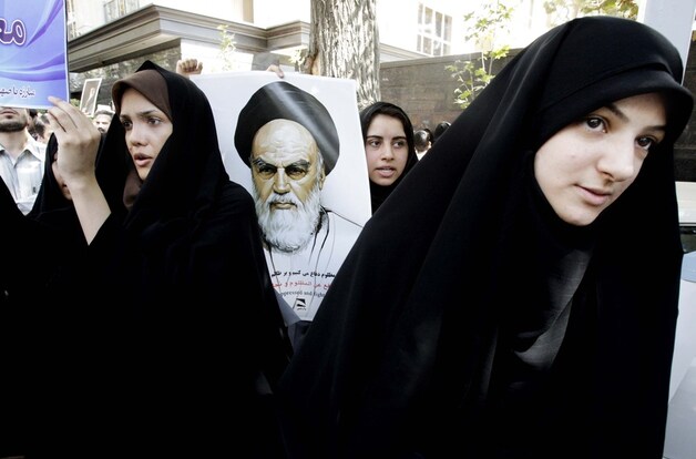 Iraanse vrouwen demonstreren tegen de anti-islamfilm met de beeltenis van ayatollah Khomeini (1902-1989), de vader van de Iraanse islamitische revolutie.