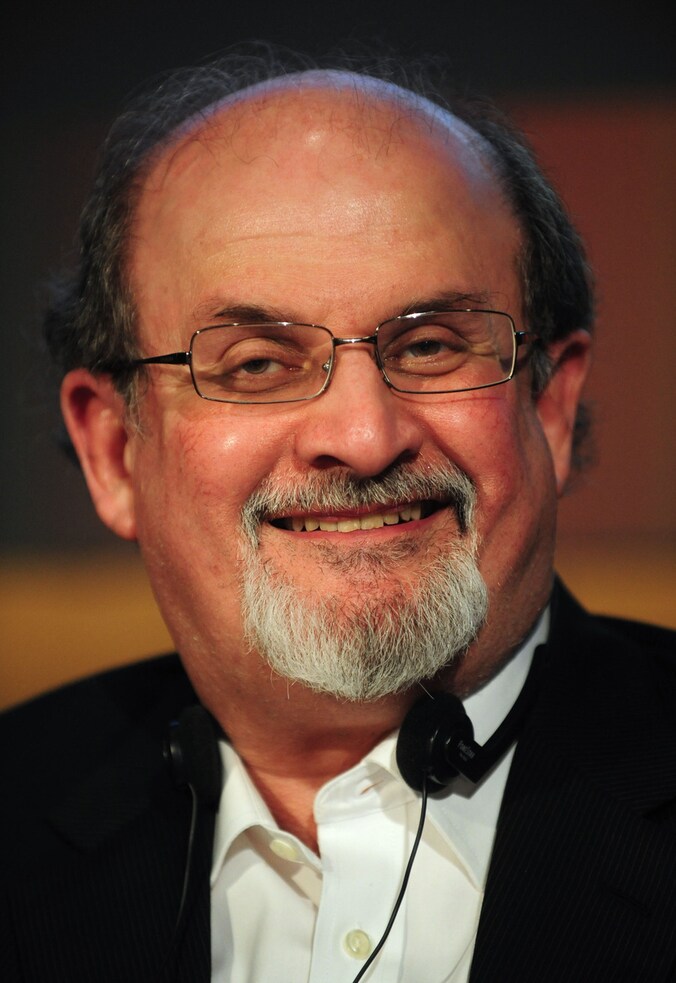 Wijlen ayatollah Khomeini kondigde in 1989 een fatwa af tegen de Britse schrijver Salman Rushdie. Sindsdien leeft hij ondergedoken.