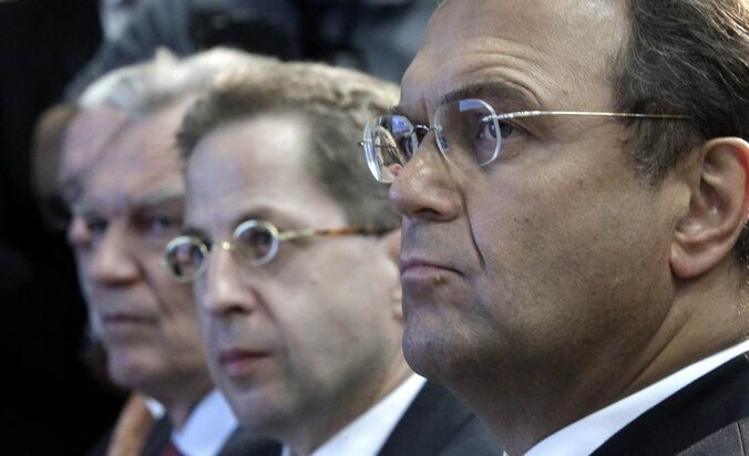 Het hoofd van de Duitse inlichtingendienst Hans-Georg Maassen (C) aanhoort een persconferentie over extremisme.