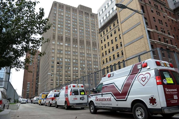 Een rij ambulances staat aan te schuiven om de 500 patiënten van het ziekenhuis te evacueren.
