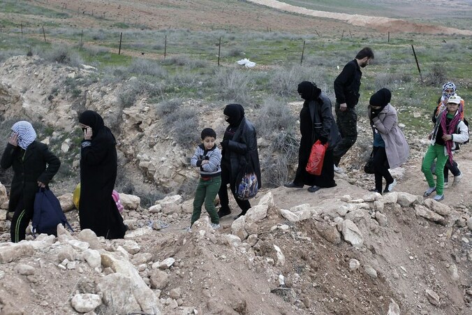 Vluchtelingen bij de grens met Jordanië.