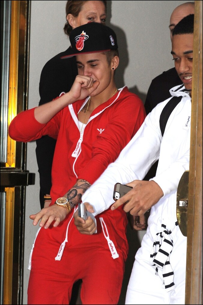 Bieber vlak voor hij gisteren in de tourbus stapte.