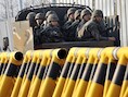 Zuid-Koreaanse militairen patrouilleren langs de gebarricadeerde weg naar Kaesong in Noord-Korea.