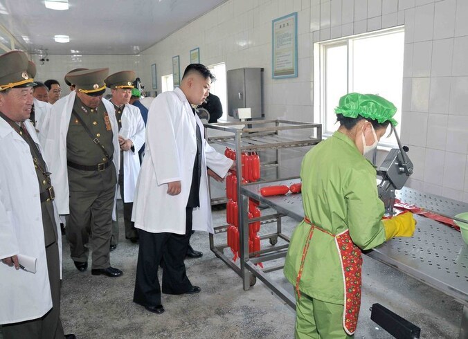 De Noord-Koreaanse leider Kim Jong-un legde maandag een bezoek af aan een varkensfokkerij.