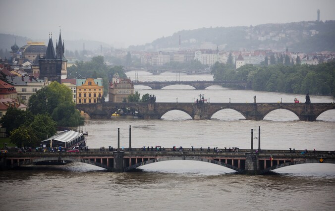 Het water van de rivier Vltava stijgt in het centrum van Praag.