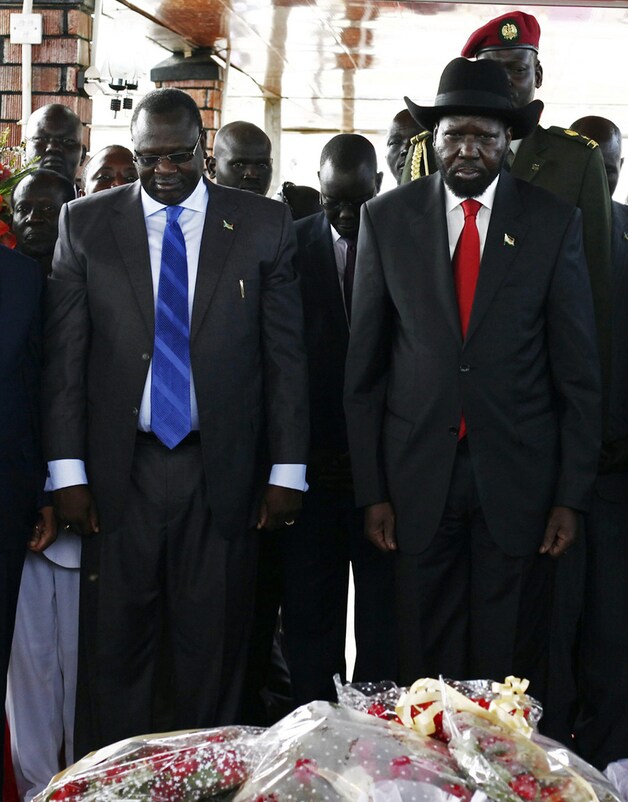 Zuid-Soedanese president Salva Kiir (rechts) en voormalig vicepresident Riek Machar in juli 2013.
