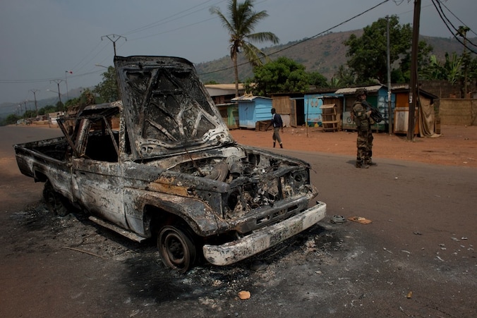 Franse soldaten houden de wacht bij een uitgebrande wagen in Bangui.