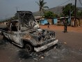 Franse soldaten houden de wacht bij een uitgebrande wagen in Bangui.