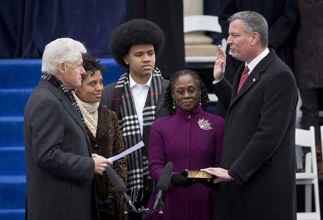 Bill de Blasio legt de eed af als burgemeester van New York.
