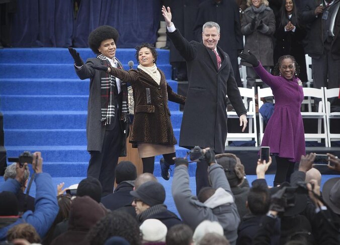De Blasio met zijn vrouw en twee kinderen.