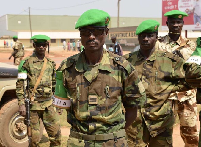 Soldaten van de internationaal gesteunde missie Misca voor het vliegveld van Bangui.