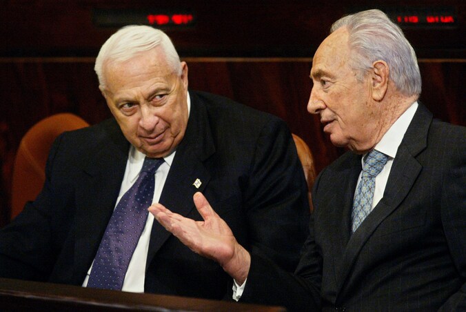 Ariel Sharon en Shimon Peres in gesprek in 2005.