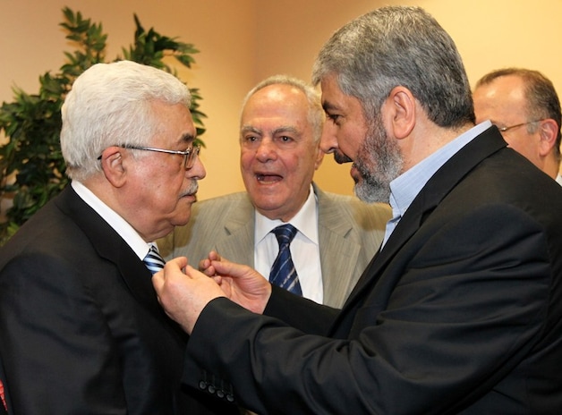 De Palestijnse president Mahmoed Abbas (links) in gesprek met Hamas-leider Khaled Meshaal.
