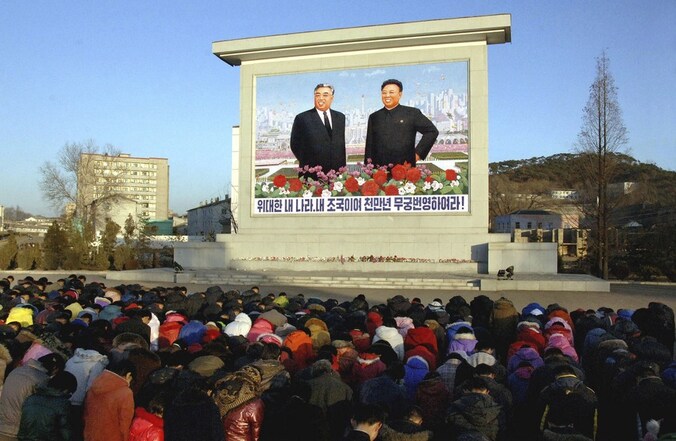 Een massa rouwenden voor de beeltenis van Kim Jong-il en zijn in 1994 overleden vader Kim Il-sung.