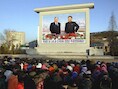 Een massa rouwenden voor de beeltenis van Kim Jong-il en zijn in 1994 overleden vader Kim Il-sung.