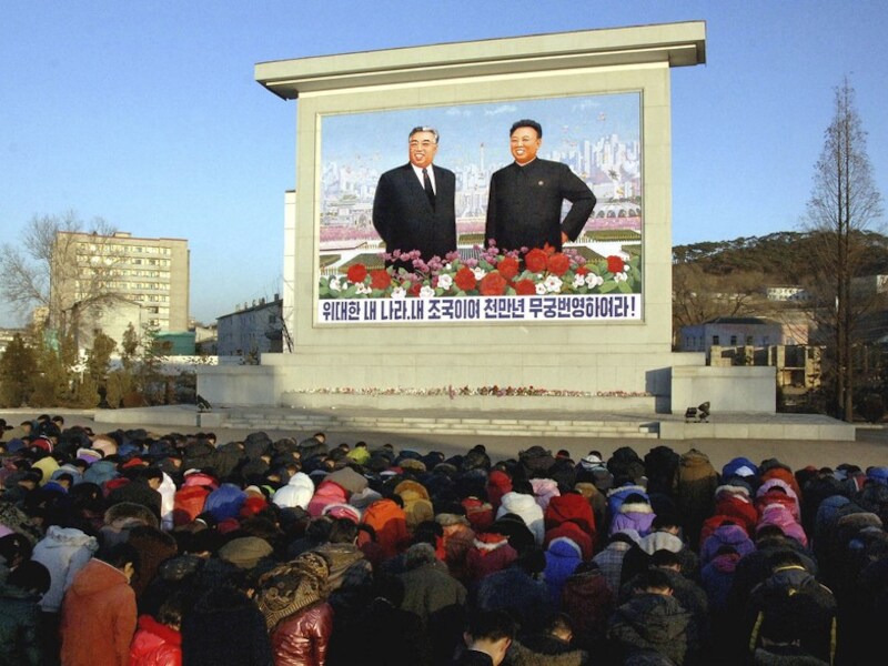 Een massa rouwenden voor de beeltenis van Kim Jong-il en zijn in 1994 overleden vader Kim Il-sung.
