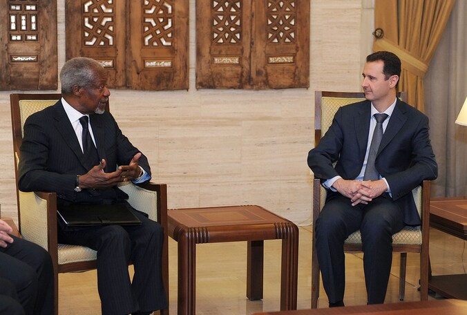 VN-gezant Kofi Annan praat met Syprische president Bashar Assad.