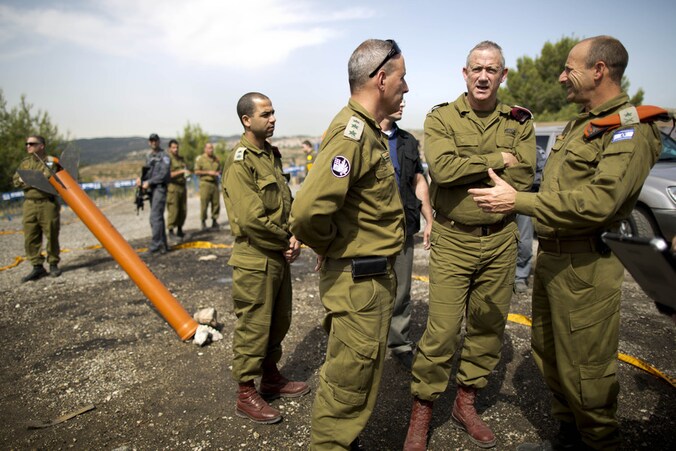 De Israëlische legerchef Benny Gantz (tweede van rechts) vorige maand tijdens een oefening van het Israëlische leger.