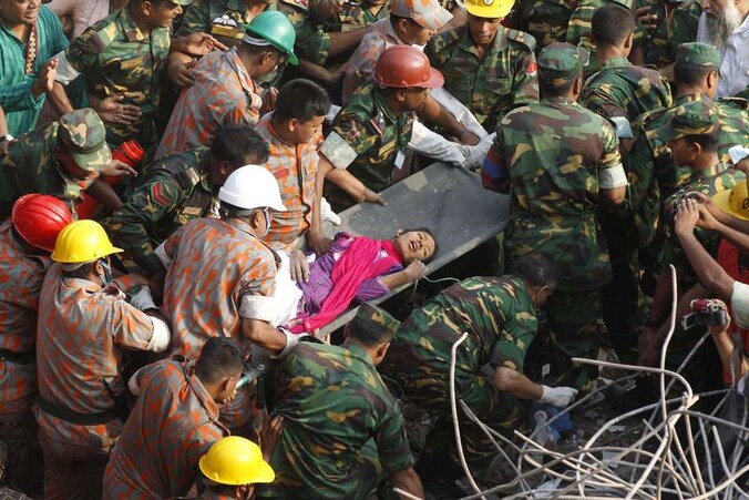Arbeiders worden vanonder het puin gered na een instorting van een textielfabriek in Bangladesh.