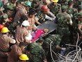 Arbeiders worden vanonder het puin gered na een instorting van een textielfabriek in Bangladesh.