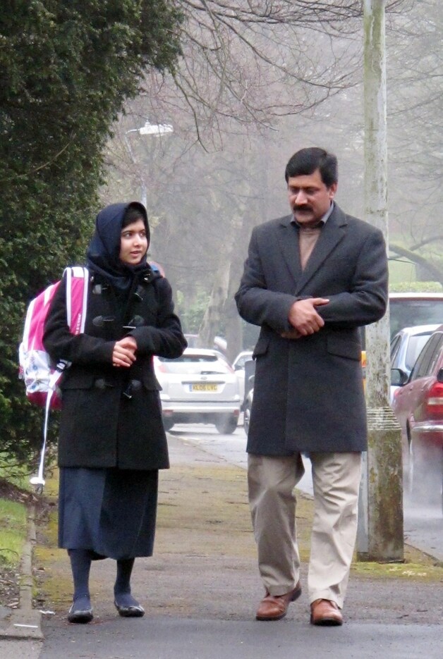 Malala met haar vader in Birmingham.