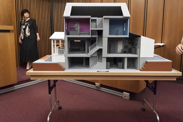 Een maquette van het huis waar de vrouwen opgesloten zaten.