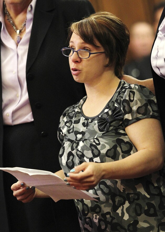 Michelle Knight, een van de slachtoffers, leest haar verklaring voor in de rechtbank.