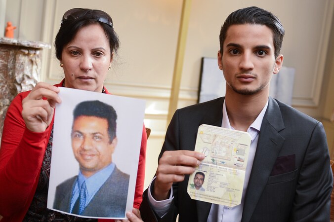 Asmae Abdelkadous en Moncef Mohamed Saleh tonen een foto en de Belgische identiteitskaart van Alhoumekani.