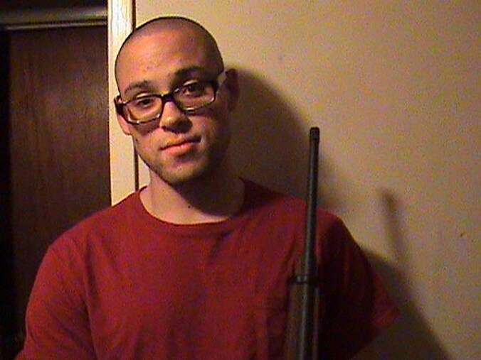 Chris Harper-Mercer poseert op MySpace met een geweer.