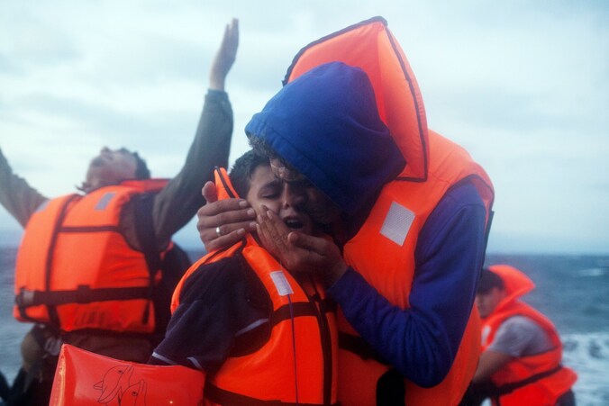 Vluchtelingen die gisteren veilig en wel arriveerden op Lesbos reageerden erg emotioneel.