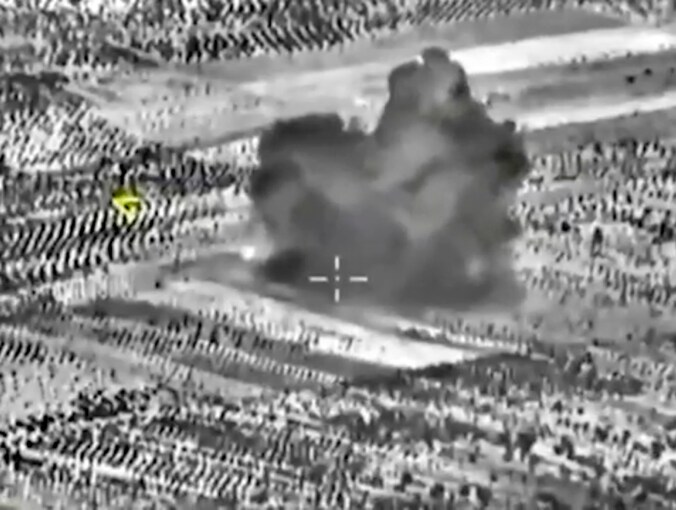 Een van de bombardementen van de Russen. Beeld van de ontploffing is vrijgegeven door de Russische ministerie van Defensie