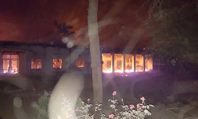 Het ziekenhuis van Artsen zonder Grenzen staat in lichterlaaie na een bombardement afgelopen zaterdag in Kunduz.