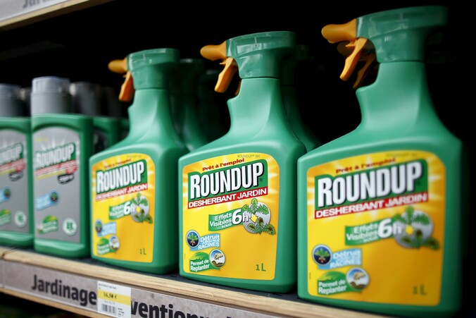 De "waarschijnlijk kankerverwekkende" stof glyfosaat zit bijvoorbeeld in de onkruidverdelger Roundup.