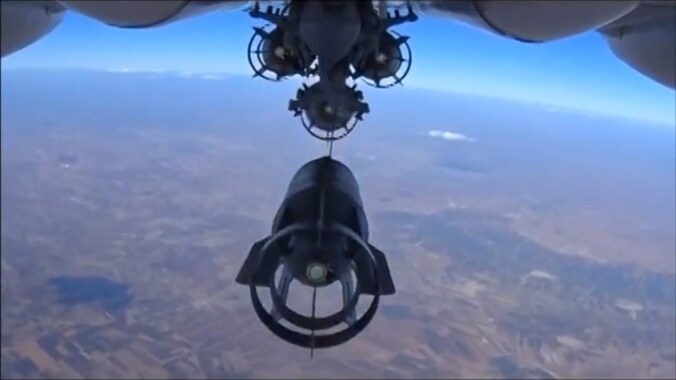 Een beeld van het Russische defensieministerie toont hoe een Russische bommenwerper zijn lading dropt boven Syrië.