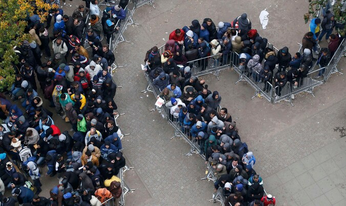 Vluchtelingen staan in de rij om zich te laten registreren in Berlijn.