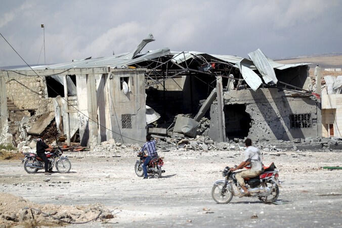 Ingestorte huizen na luchtaanvallen door Russische gevechtsvliegtuigen in Babila, op het platteland van de Syrische provincie Idlib.